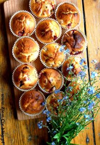 Muffinki z owocami: rabarabr i truskawki